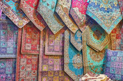 La Guía Definitiva de los Recuerdos de Irán: Tesoros de Arte, Historia y Sabor | voda24 13 93151605 the showcase of vakil bazaar store with wide range of silk tapestries with complex persian patterns 1 1