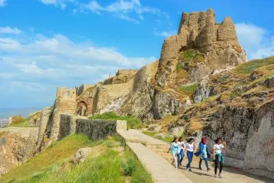 راهنمای جامع سفر به شهر وان؛ از ارزانترین مراکز خرید و اوتلتها تا تفریحات شبانه و جاهای دیدنی 2 Van 4