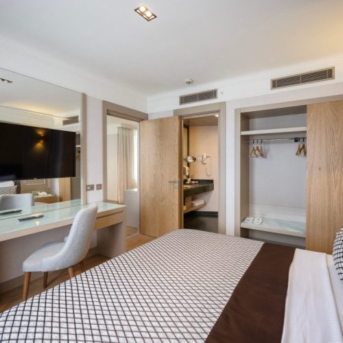 1714375346_32YX3UCV41_medium