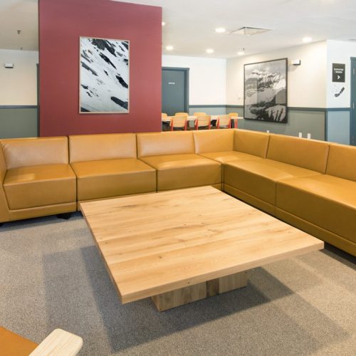 The-Approach-Hotel-Lobby-2__FocusFillWzE4MDAsMTA4MCwieSIsNjBd